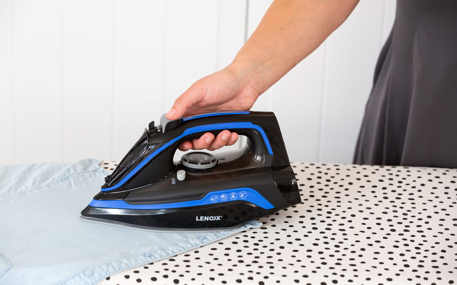 V196-CSI232-185196-01 Cordless Steam Iron w/ Ceramic Soleplate, 360 degree Charging Base, Self-Cleaning - Image 2