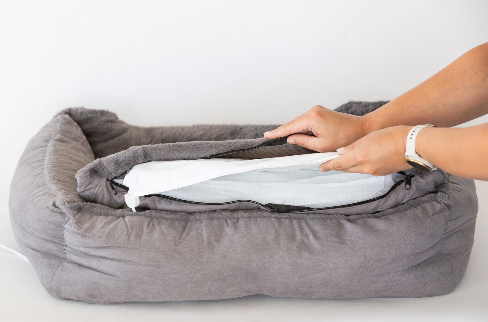 V196-PWB802-167752-02 Easy to Clean Electric Heated Rabbit Faux Fur Covering Pet Bed - Medium - Image 3