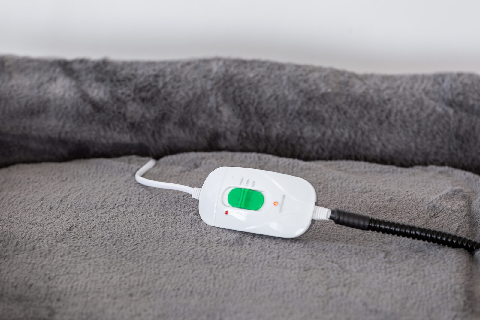 V196-PWB802-167752-05 Easy to Clean Electric Heated Rabbit Faux Fur Covering Pet Bed - Medium - Image 6