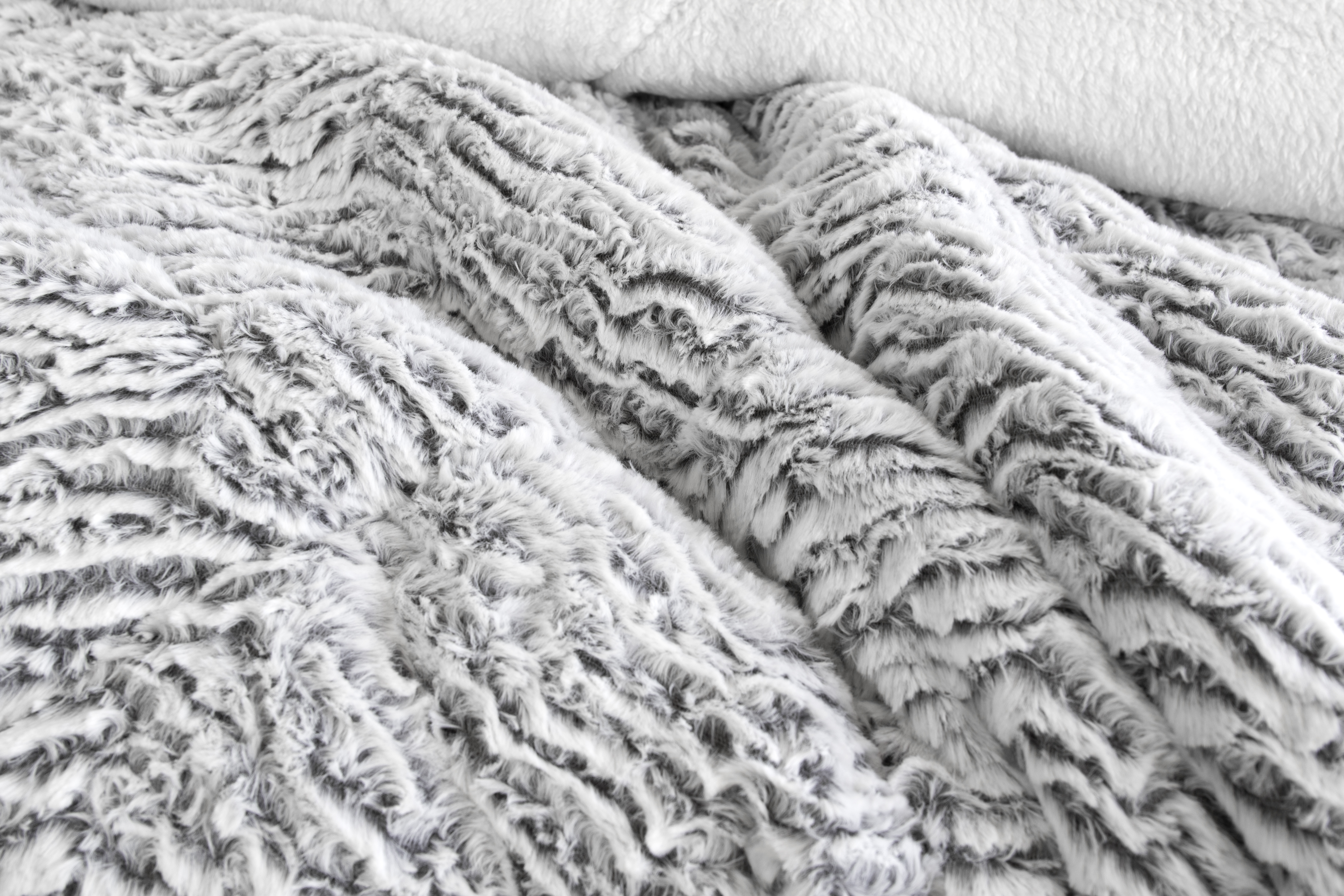 V441-CS4545SILQBKB-90370-02 Faux Fur SHERPA 3PCE COMFORTER SET - QUEEN/KING - Image 3