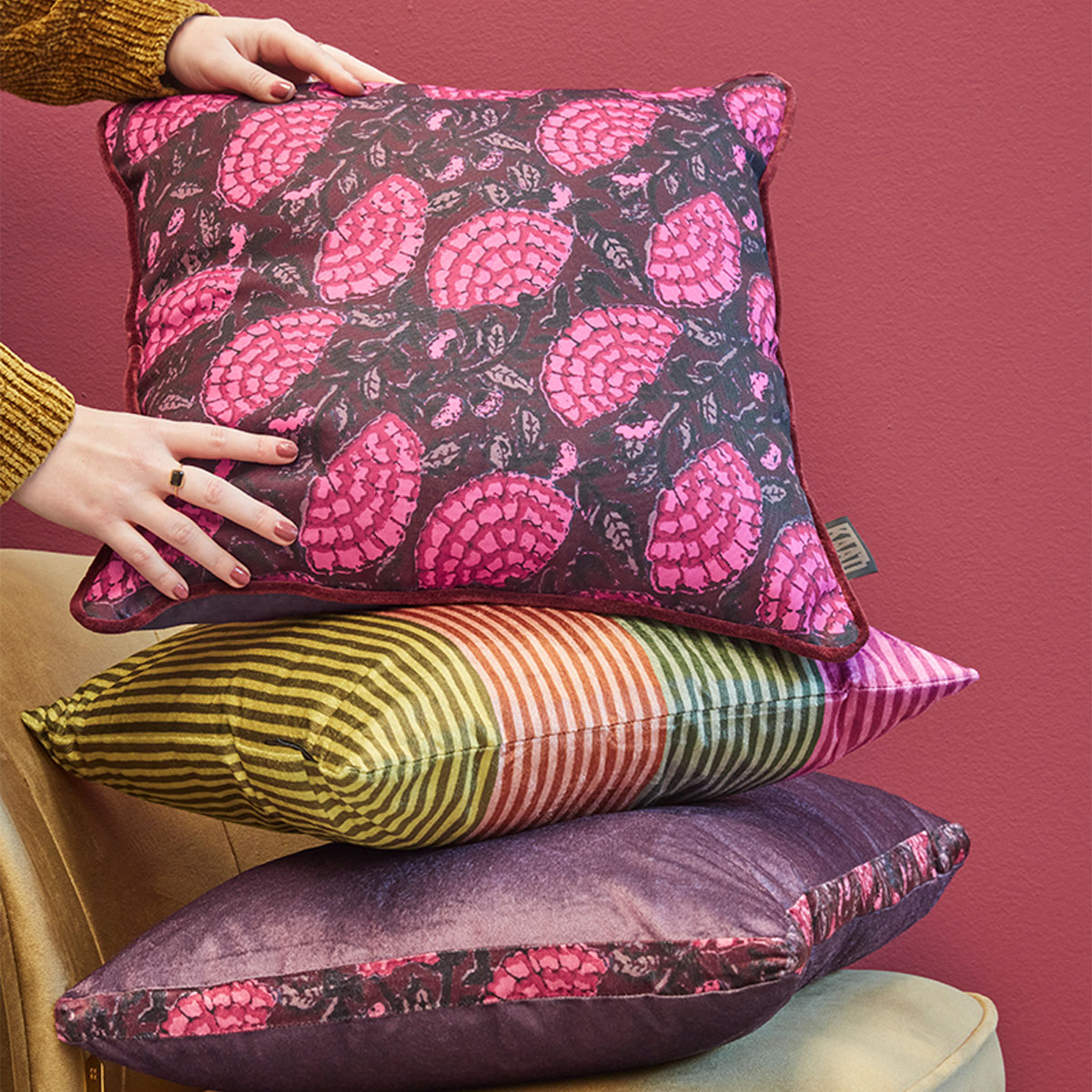 V442-HIN-CUSHION-AMSTERDAMAYDA-PINK-SQ-202505231005-03 KAAT Amsterdam Ayda Pink Floral Square Filled Cushion 45cm x 45cm - Image 4