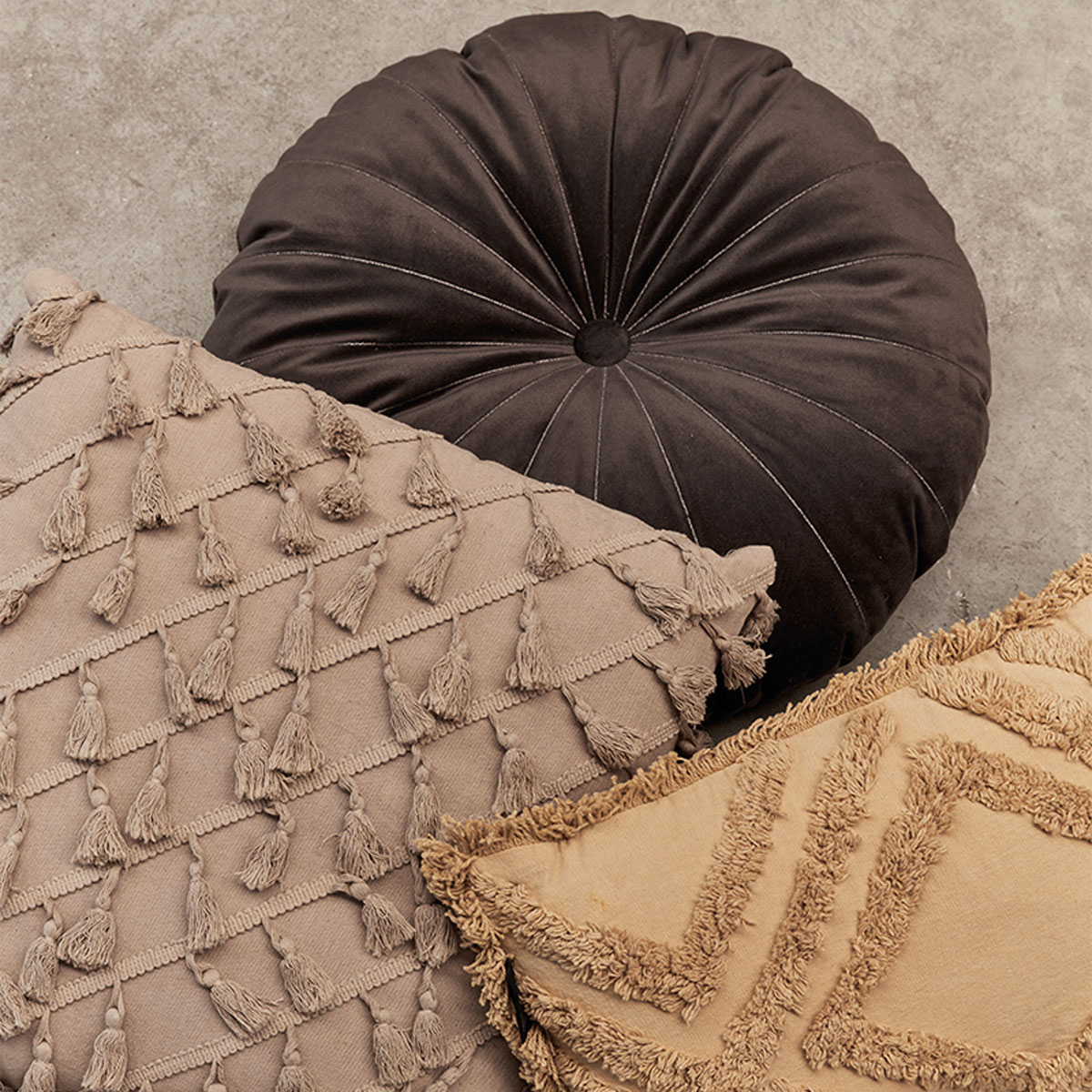 V442-HIN-CUSHION-MANDARIN-BROWN-RD-202505231010-03 KAAT Amsterdam Mandarin Brown Round Filled Cushion 40cm Diameter - Image 4
