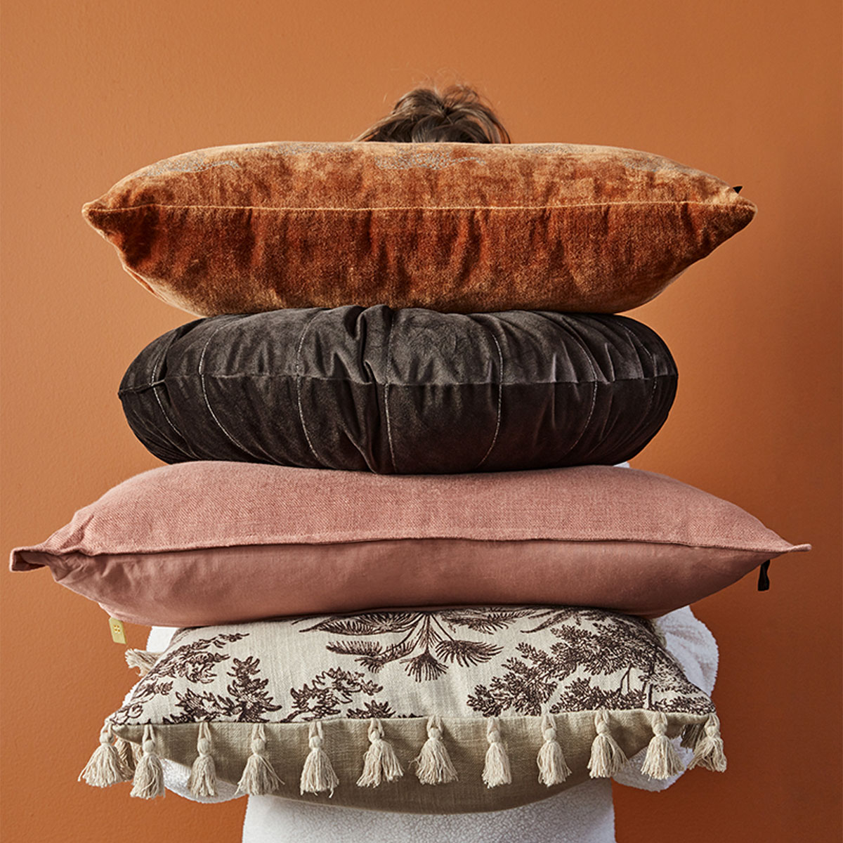 V442-HIN-CUSHION-MANDARIN-BROWN-RD-202505231010-04 KAAT Amsterdam Mandarin Brown Round Filled Cushion 40cm Diameter - Image 5
