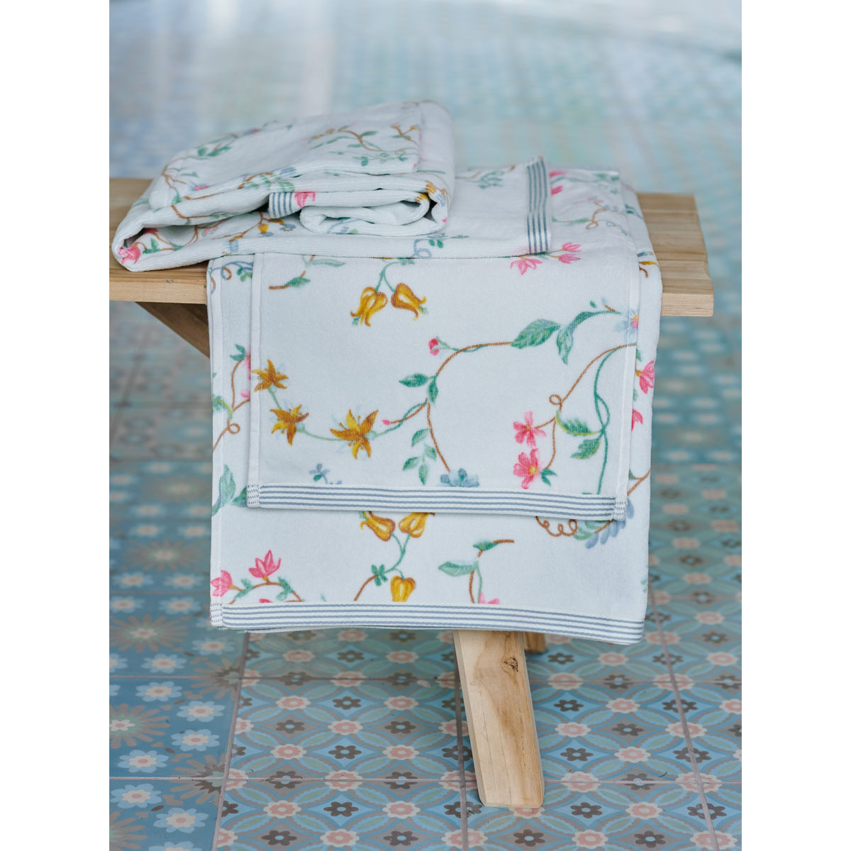 V442-HIN-TOWEL-LESFLEURSMITT-WHITE-RE-82995-00 PIP Studio Les Fleurs Cotton Wash Mitt White - Image 1