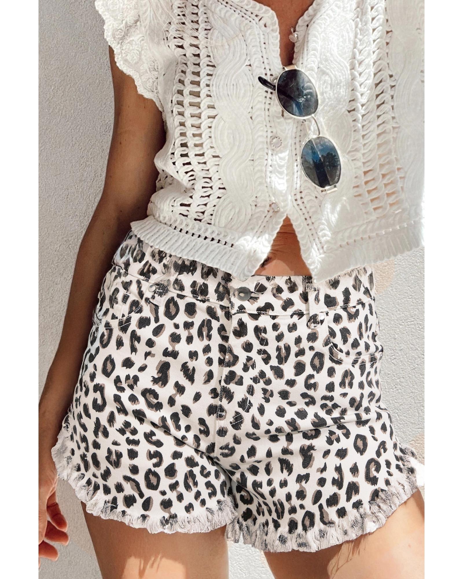 V539-AZEXDC7831859-P120-10-202508280900-00 White Leopard Frayed Hem Denim Shorts - 10 US - Image 1