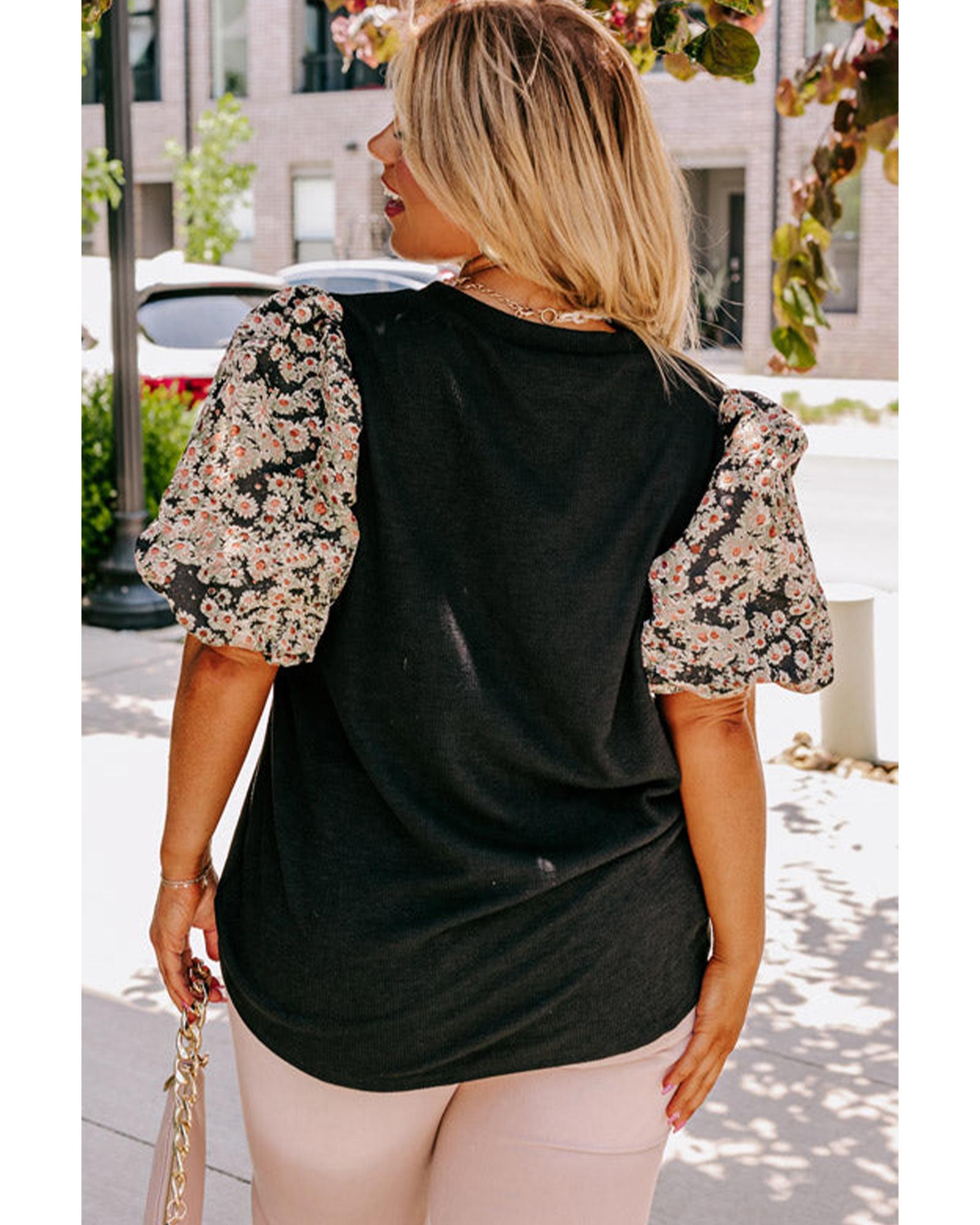 V539-AZEXPL2511835-P2-1X-202506182111-00 Black Daisy Printed Short Bubble Sleeve Plus Size Tunic Top - 1X - Image 1