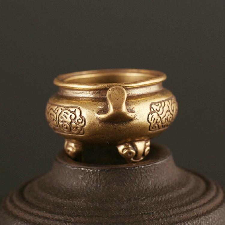 V562-A105181550DBT-202503041645-00 Vintage Brass Tripod Censer for Home Decor - Image 1