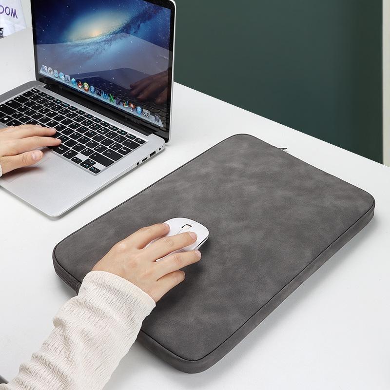 V562-F1044833060DBT-202504022120-06 Lightweight Waterproof Lambskin Laptop Sleeve - 13.3 Inches - Deep Gray With Bag - Image 7