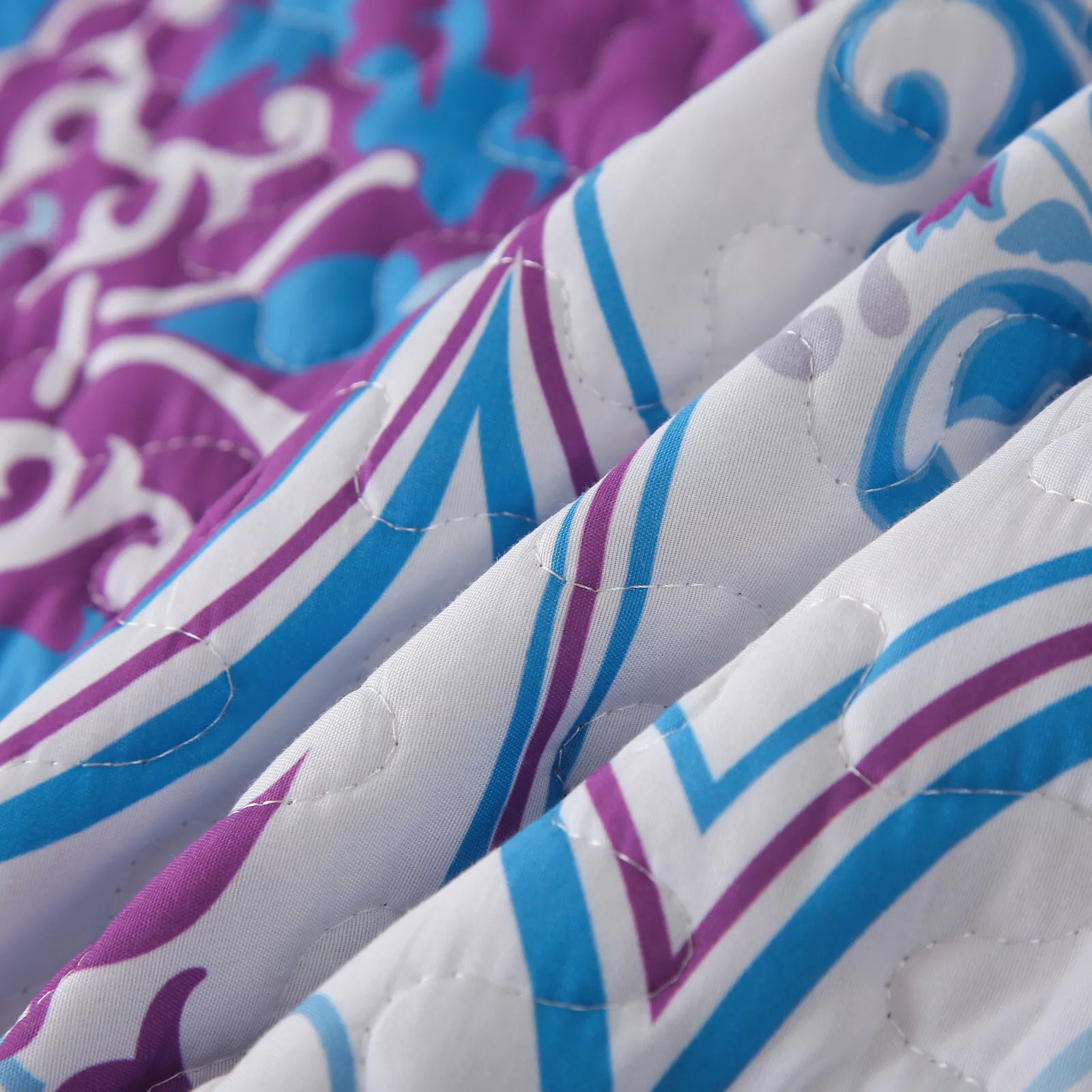 V745-MAC080249Q13U-190930-06 Handsome Quilted Bedspread and Pillowcases Set: Strong, Sturdy, and Stylish - Queen size - Image 7