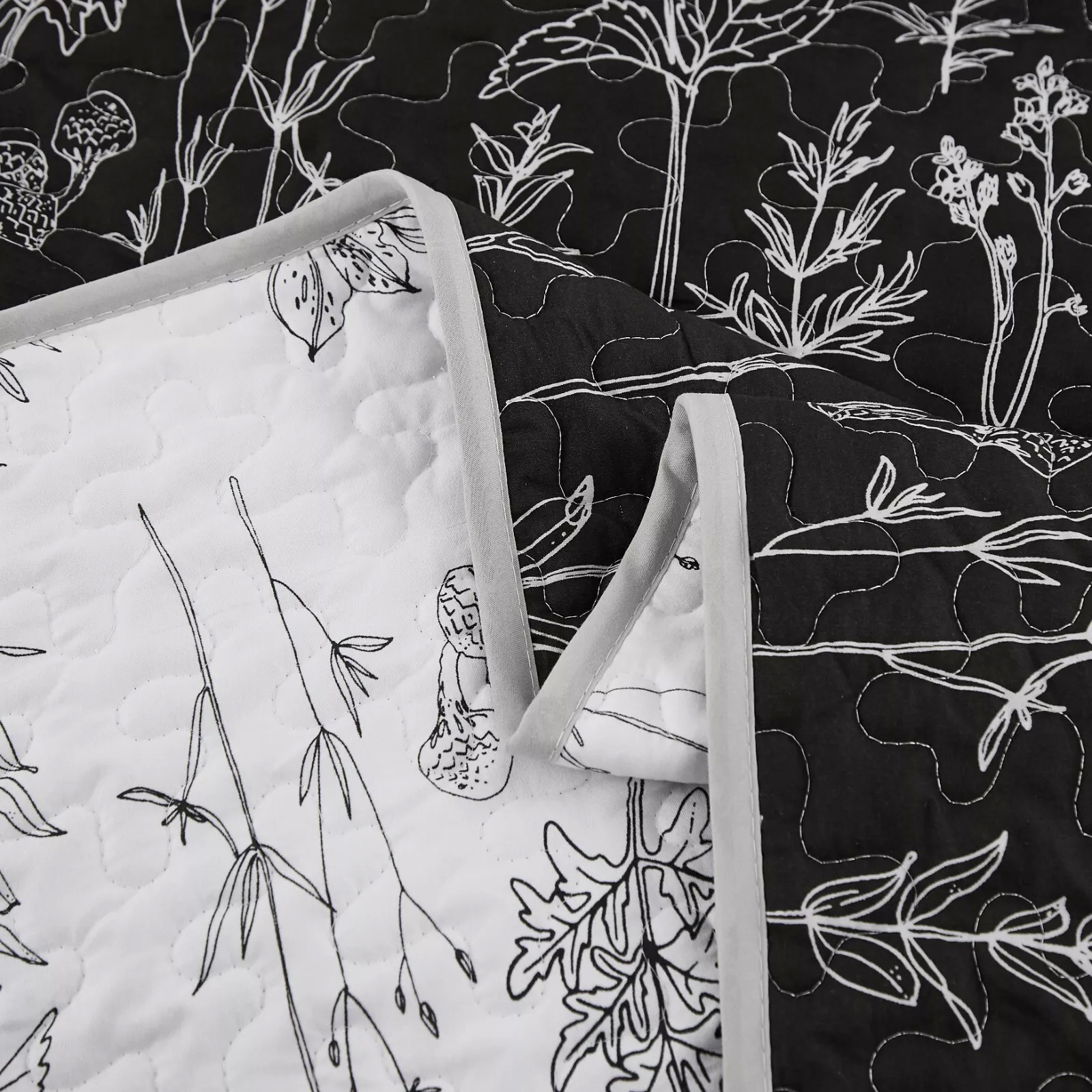 V745-MAC090241Q13U-190950-07 Cultured Quilted Coverlet and Pillowcases Set: Style Meets Functionality - Queen size - Image 8