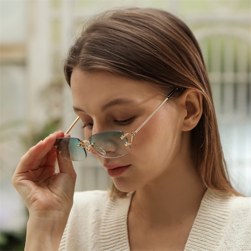 V888-ELOSUNG13172-210470-01 Light Gray Stylish Frameless Diamond-Cut Sunglasses with Metallic Temples - Trendy Line-Design Fashion Eyewear - Image 2