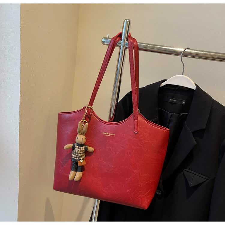 V888-ELOSUNG16297-215571-00 Red Elegant Black PU Leather Tote Bag with Cute Bear Keychain - Large Capacity Handbag for Women (38 x 26 x 13 cm) - Image 1