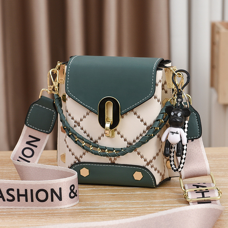 V888-ELOSUNG18224-202505131745-00 Green Stylish Korean Minimalist Crossbody Bag - Elegant Small Square Shoulder Bag with Phone Pocket - Image 1