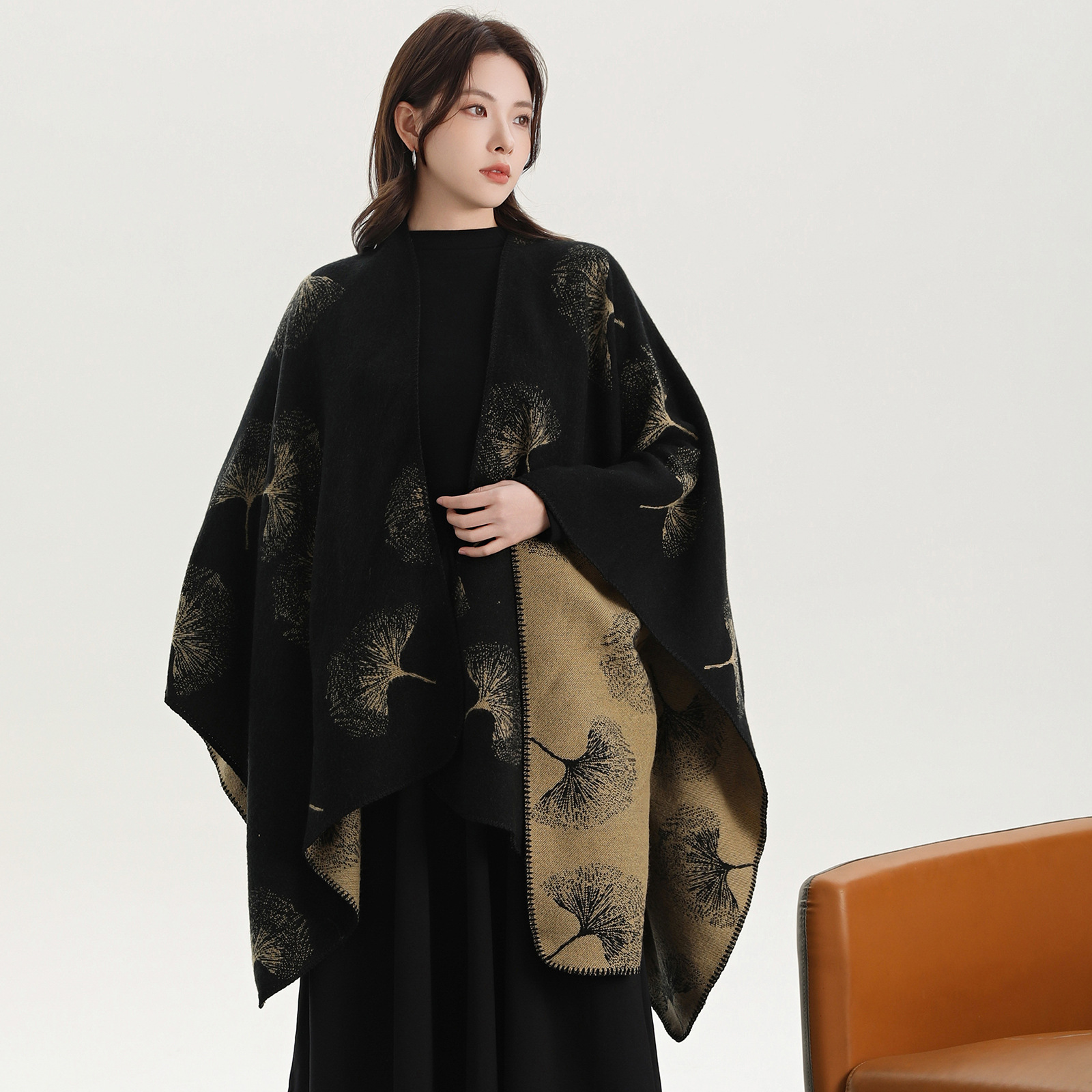 V888-ELOSUNG19676-202503111120-00 Ginkgo Biloba Black Gold Elegant Autumn Winter Shawl - Artistic Split-Design Knit Cloak with Oil Painting Style - Image 1