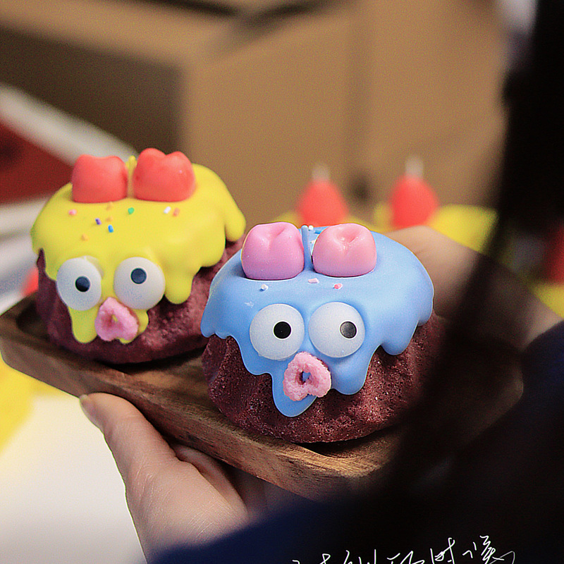 V888-ELOSUNG20863-202503071419-02 Blue Cake Candle - Cute Soy Wax Candle, Gift for Friends (Super Cedar) - Image 3