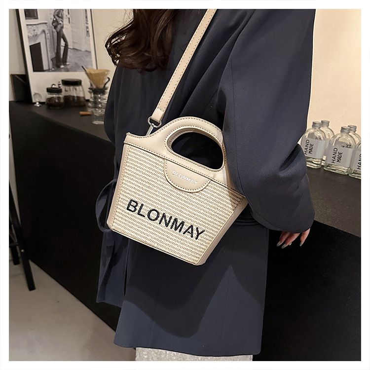 V888-ELOSUNG25006-202504141435-02 Small and lightweight khaki BLONMAY bucket bag, perfect for everyday use - Image 3