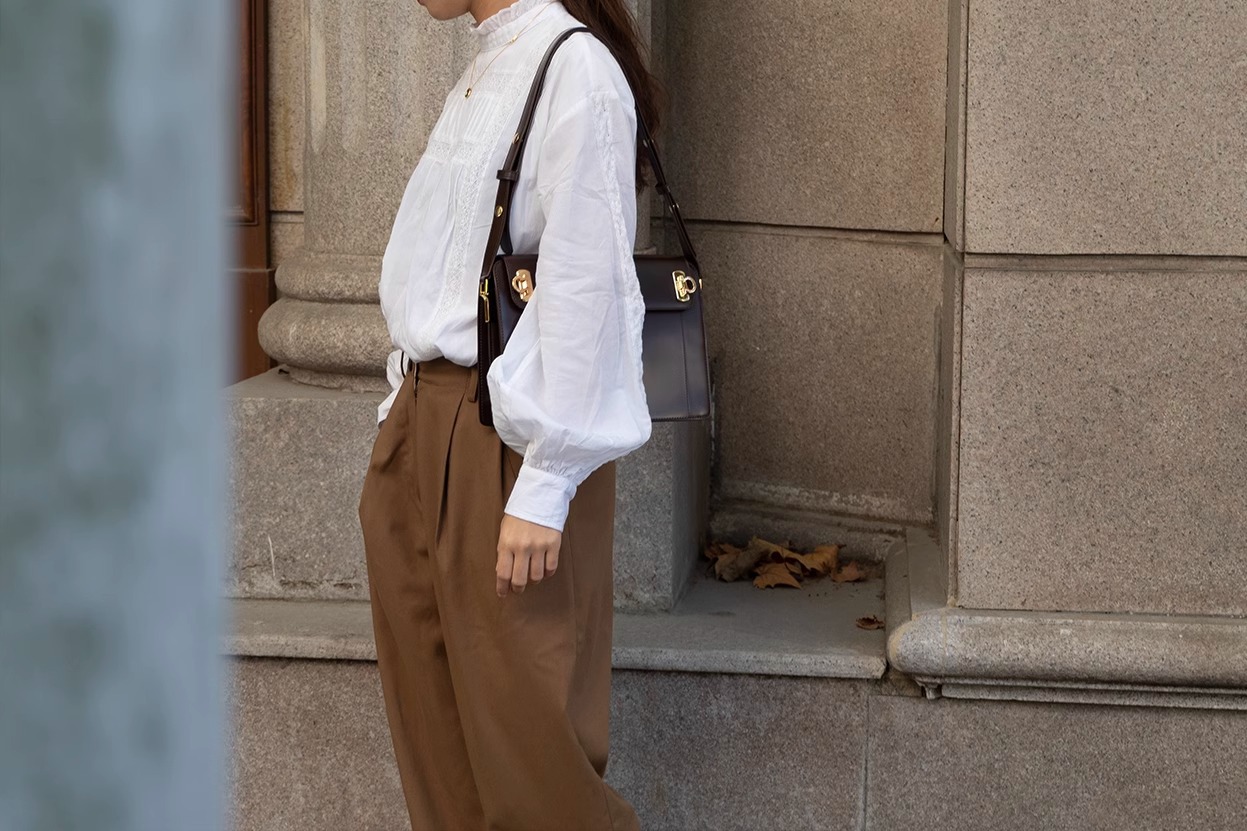 V888-ELOSUNG26251-202504211322-01 Brown Premium Leather Underarm Bag with Elegant Accordion Design - Image 2
