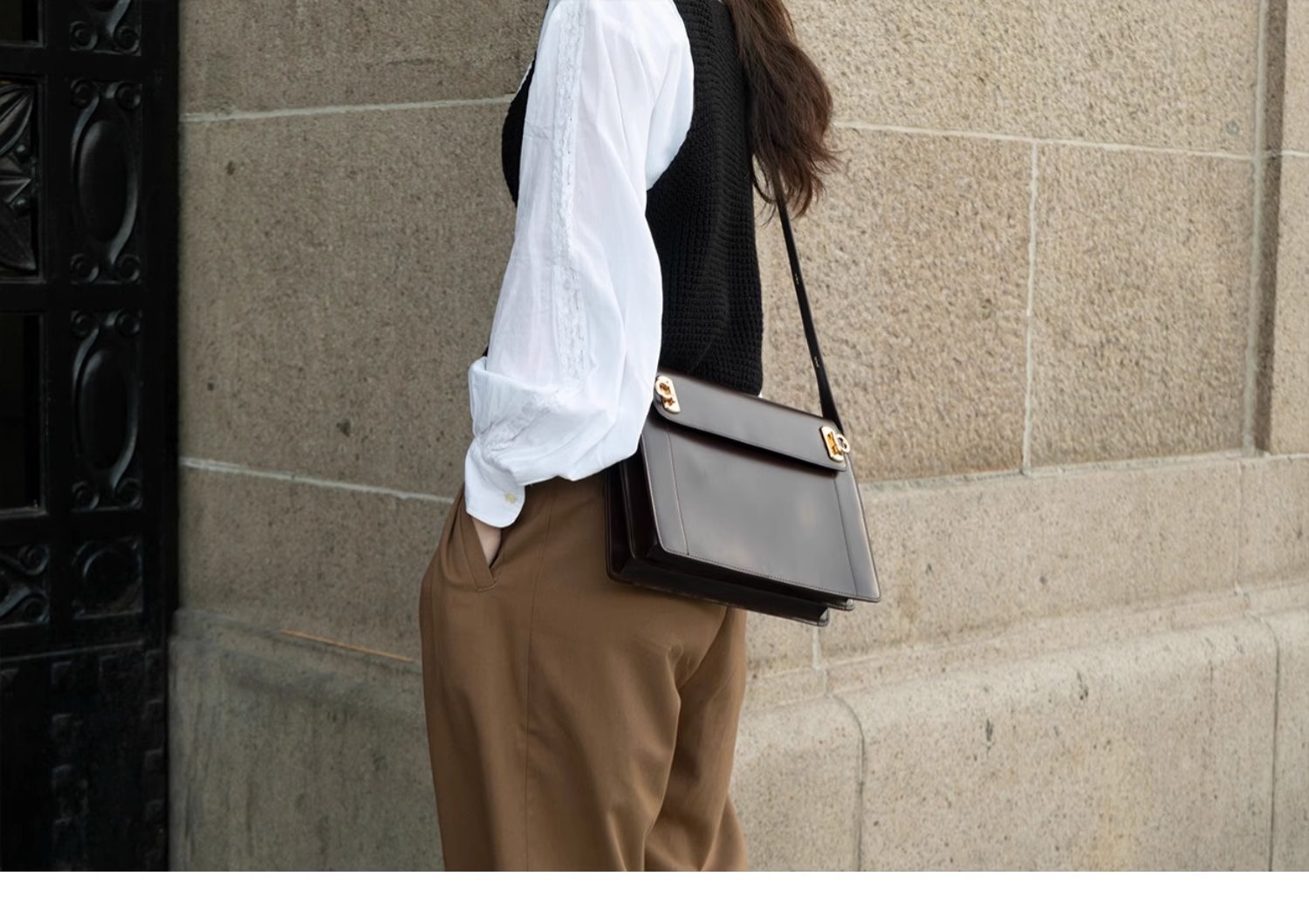 V888-ELOSUNG26251-202504211322-02 Brown Premium Leather Underarm Bag with Elegant Accordion Design - Image 3