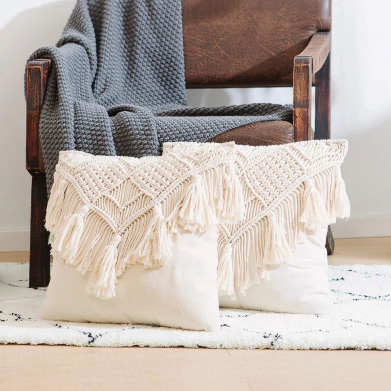 V888-ELOSUNG27274-202504281230-03 Grey Boho Chic Macrame Cushion Cover - Handmade Woven Cotton Linen Pillow Case with Tassels - Decorative Throw Pillow Sham 45x45cm (Cover Only) - Image 4
