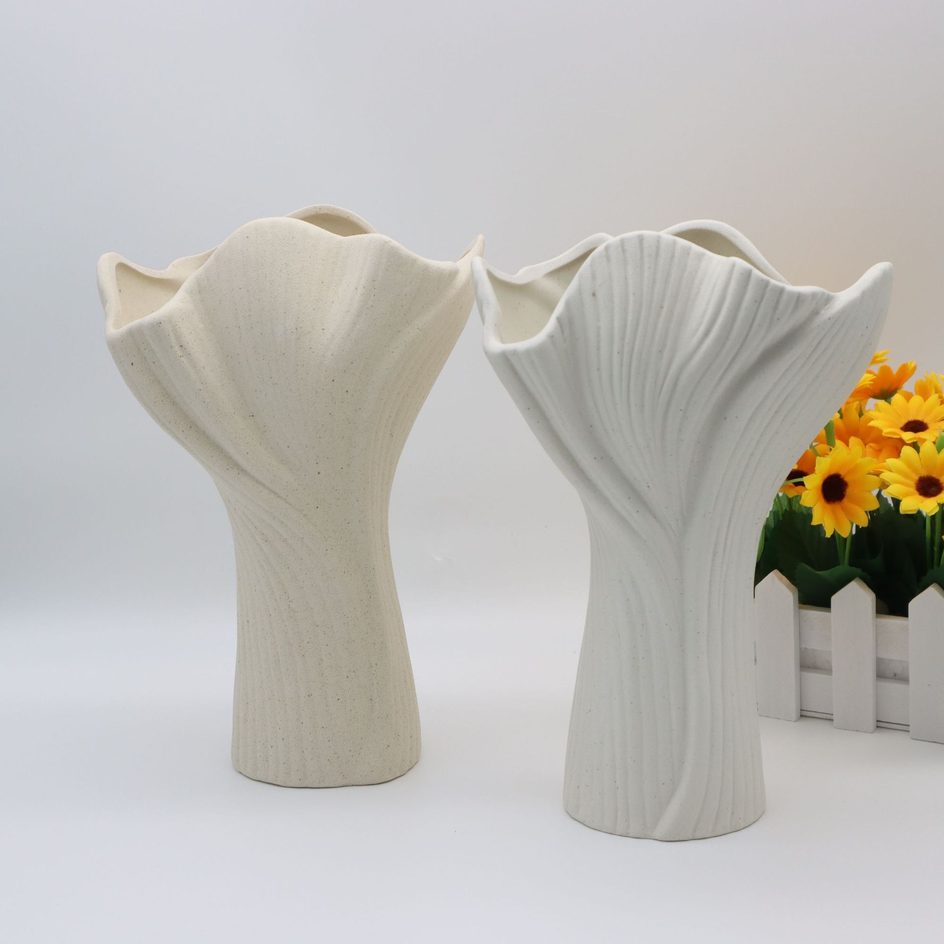 V888-ELOSUNG27748-202505191228-03 Beige Elegant Off-White Ceramic Vase - Modern Sculptural Flower Holder with Wide Fluted Opening - Image 4