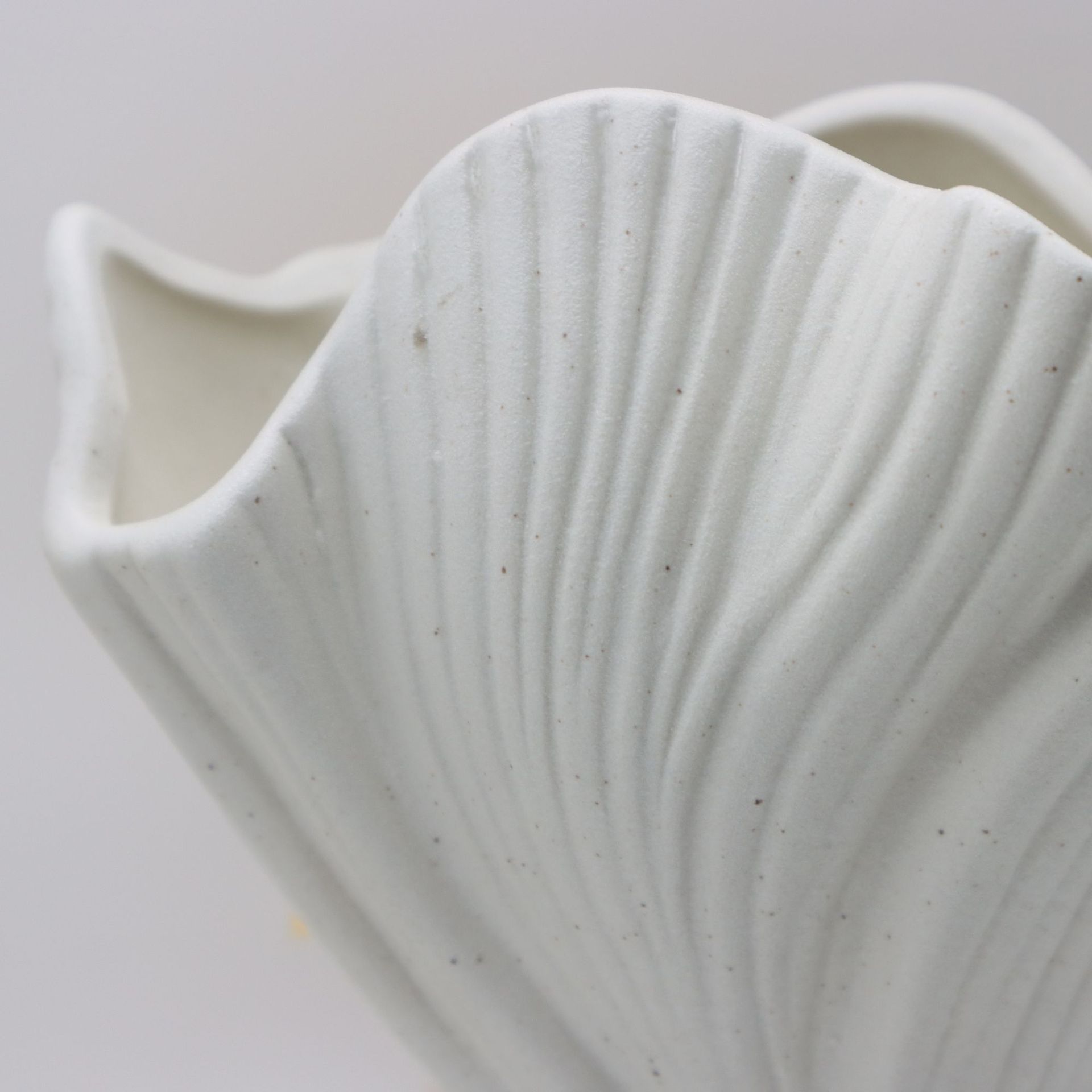 V888-ELOSUNG27748-202505191228-04 Beige Elegant Off-White Ceramic Vase - Modern Sculptural Flower Holder with Wide Fluted Opening - Image 5