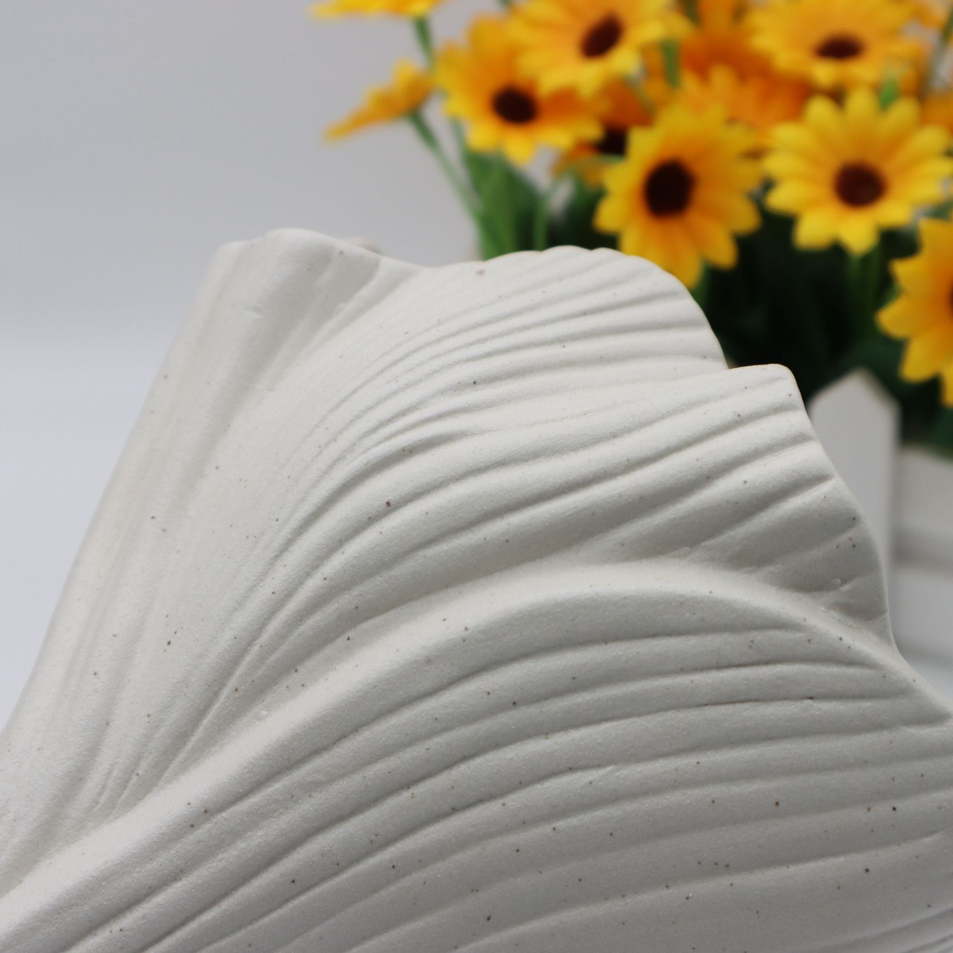 V888-ELOSUNG27748-202505191228-05 Beige Elegant Off-White Ceramic Vase - Modern Sculptural Flower Holder with Wide Fluted Opening - Image 6