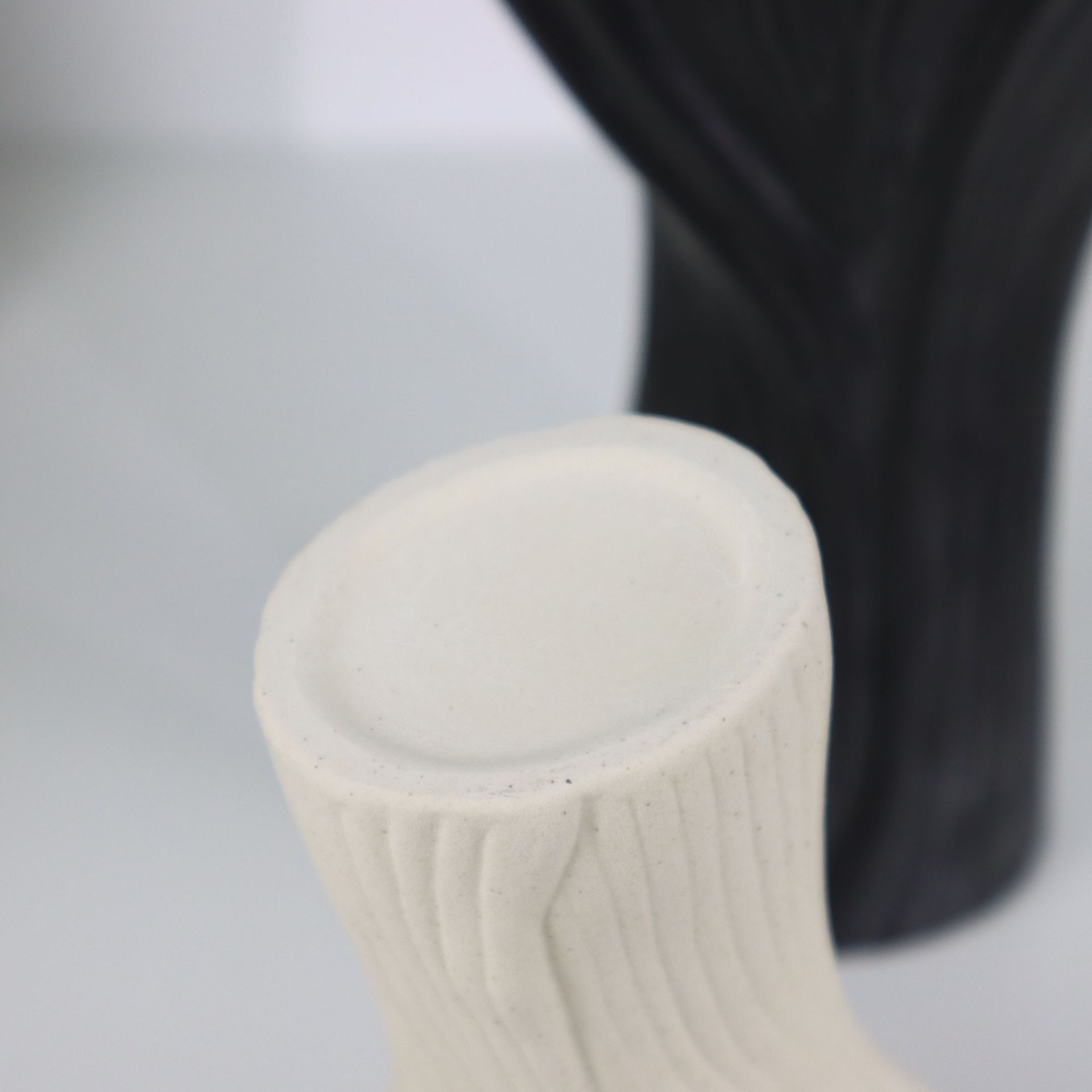 V888-ELOSUNG27748-202505191228-07 Beige Elegant Off-White Ceramic Vase - Modern Sculptural Flower Holder with Wide Fluted Opening - Image 8