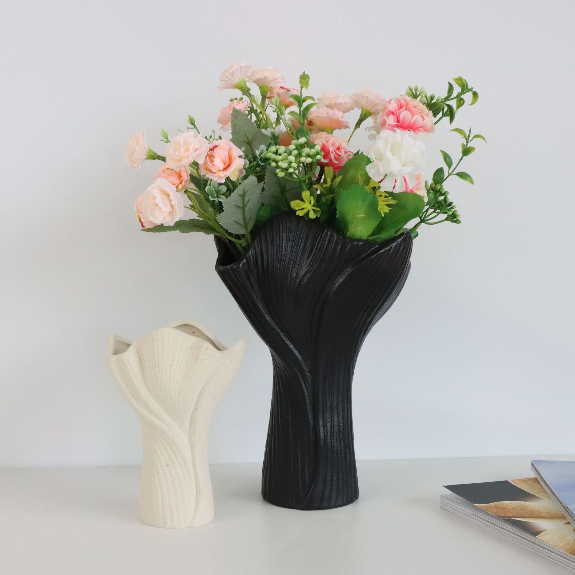 V888-ELOSUNG27749-202505191228-01 Black Elegant Off-White Ceramic Vase - Modern Sculptural Flower Holder with Wide Fluted Opening - Image 2