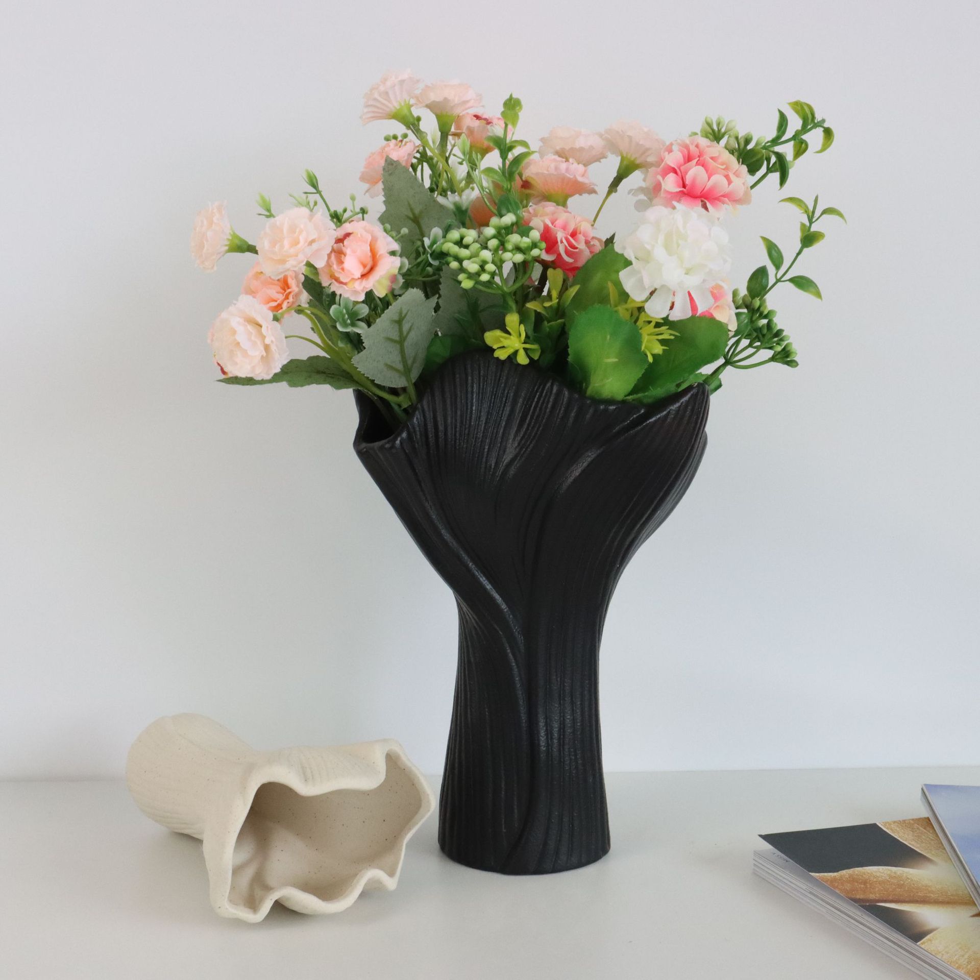 V888-ELOSUNG27749-202505191228-02 Black Elegant Off-White Ceramic Vase - Modern Sculptural Flower Holder with Wide Fluted Opening - Image 3