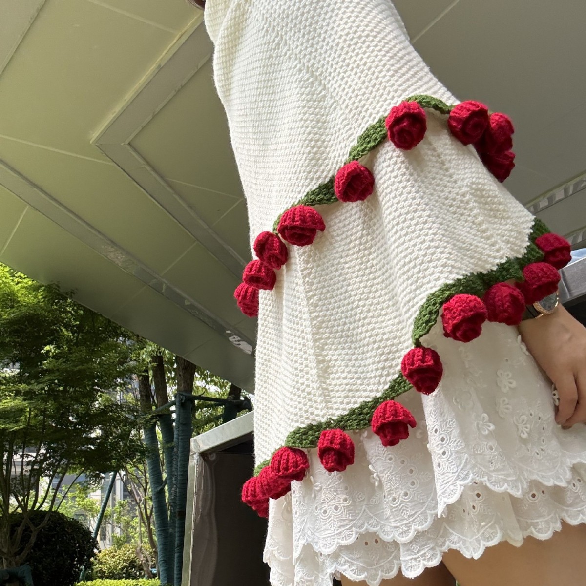 V888-ELOSUNG28386-202505131642-01 Handmade Rose Bouquet Blanket - Premium Finished Floral Nap Blanket, 113cm Diameter, 52 Flowers - Image 2