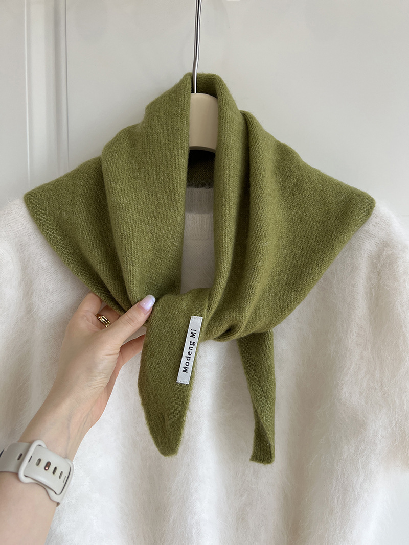 V888-ELOSUNG28829-202505231315-00 Green Chic Wool Blend Knit Triangle Scarf - Versatile & Warm Fashion Accessory - 105 x 35cm - Image 1