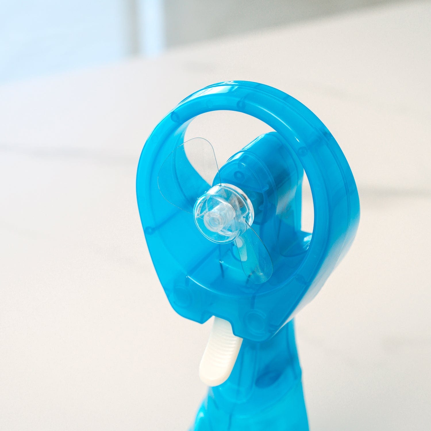 V915-LD0078-BL-204029-02 Lazy Dayz Water Spray Fan - Blue - Image 3