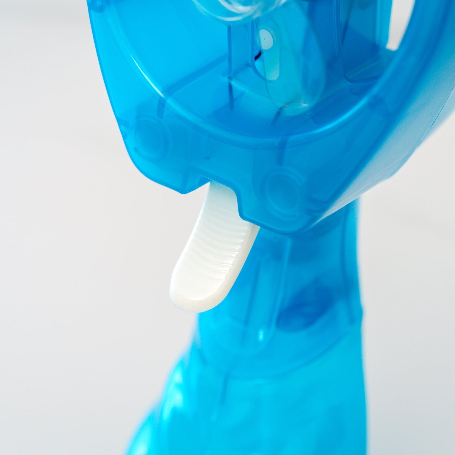 V915-LD0078-BL-204029-03 Lazy Dayz Water Spray Fan - Blue - Image 4