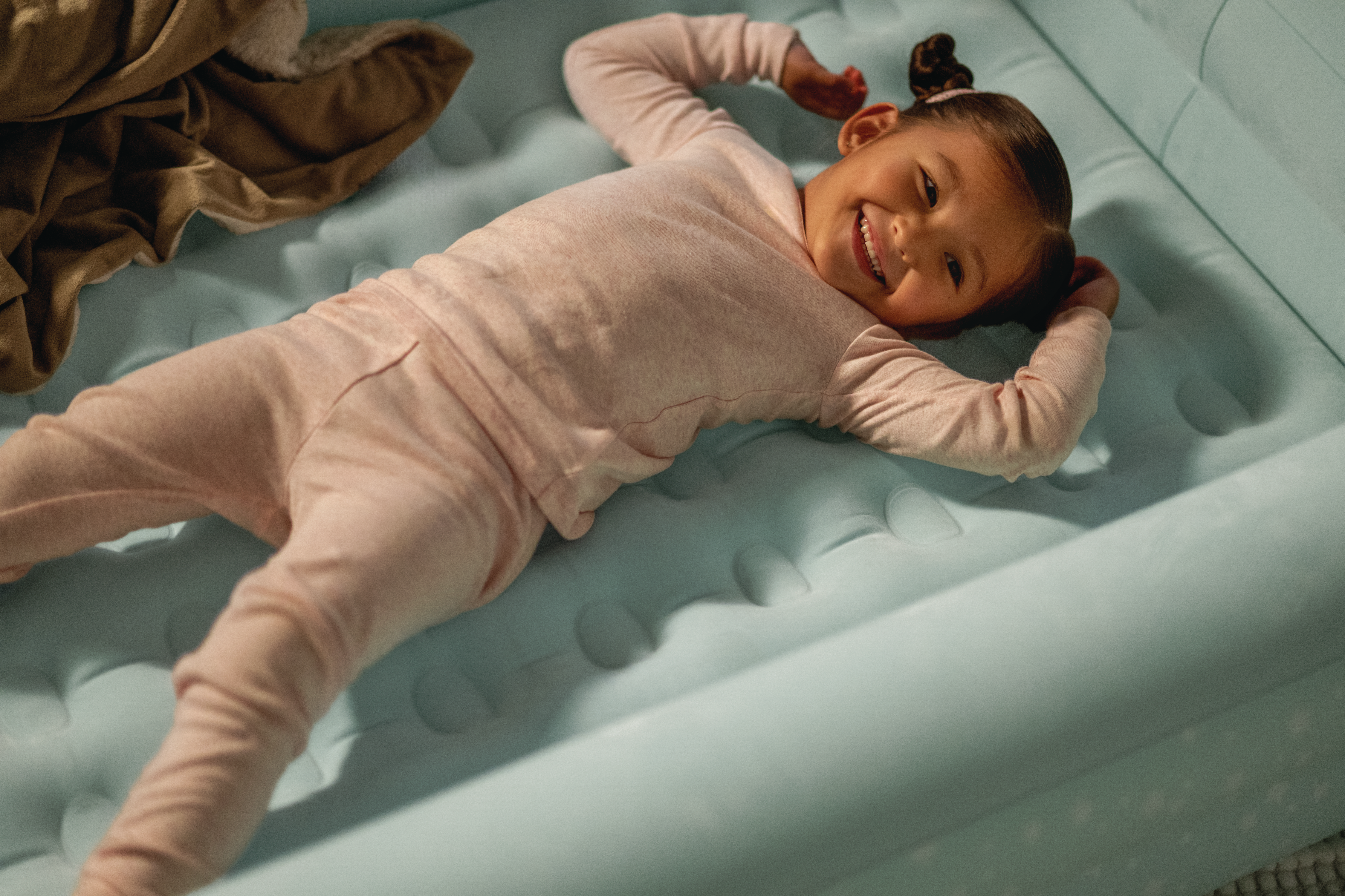 V1032-IXKIDZBED-66810-202508200940-09 Intex Kidz Inflatable Travel Bed set with Hand Pump - Stars. Great for Travel 66810 - Image 10