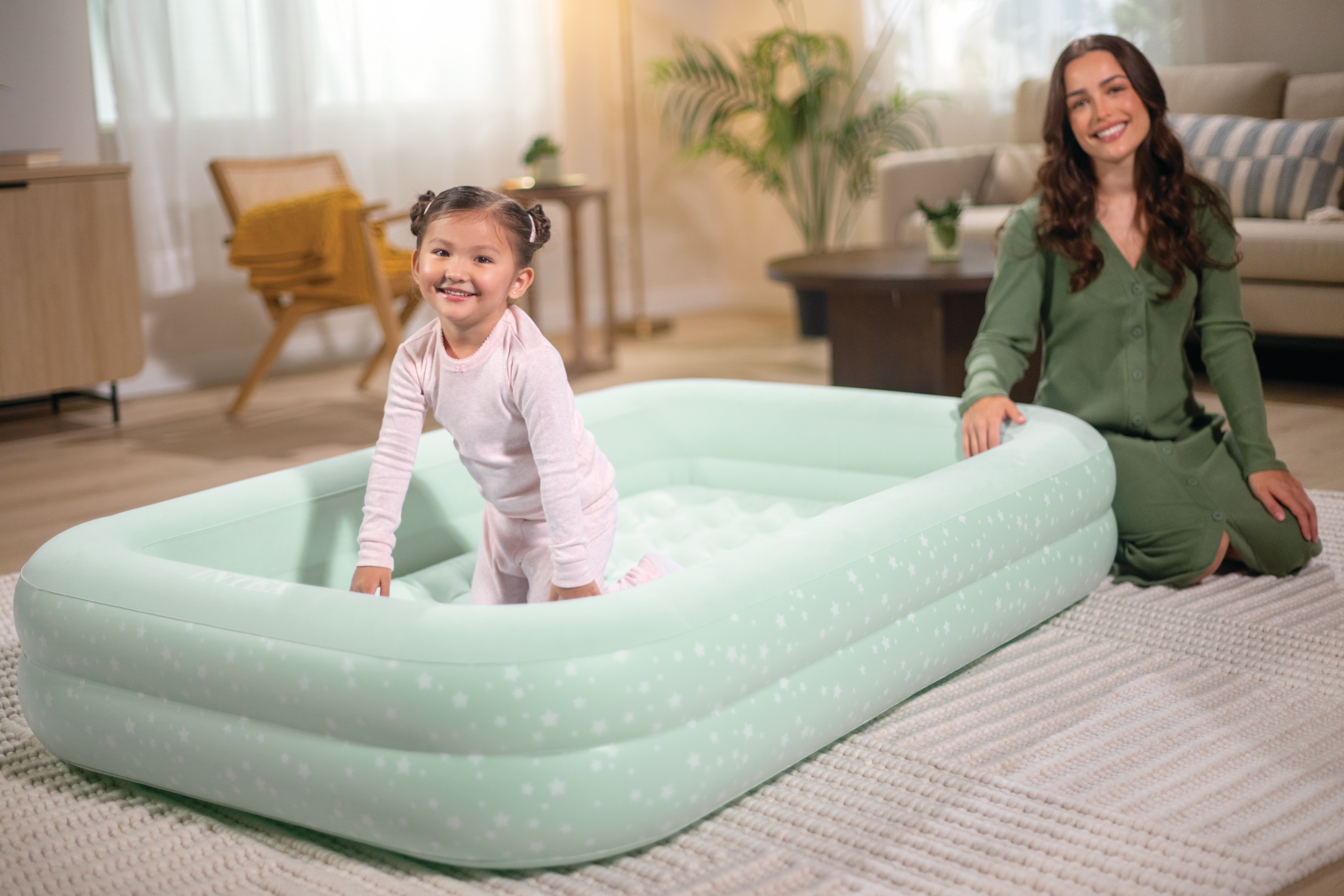 V1032-IXKIDZBED-66810-202508200940-15 Intex Kidz Inflatable Travel Bed set with Hand Pump - Stars. Great for Travel 66810 - Image 16